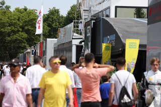 Fans in the Monza paddock