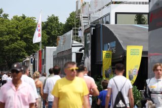 Fans in the Monza paddock