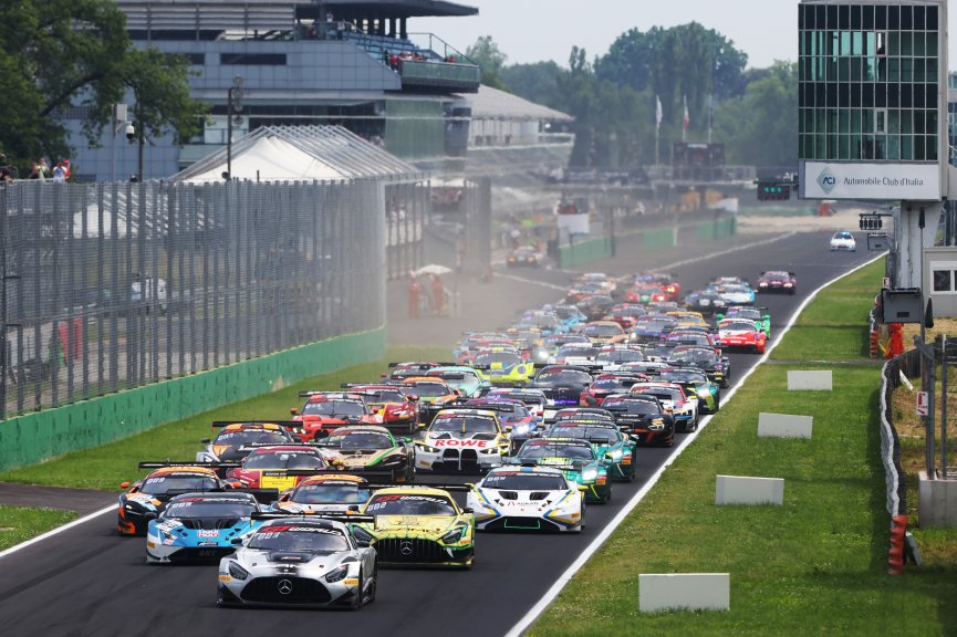 #17 - Mercedes-AMG Team GetSpeed - Luca STOLZ - Jules GOUNON - Fabian SCHILLER - Mercedes-AMG GT3 EVO Leads Race Start