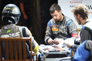 Mechanics playing cards between the pitstops to stay awake | SRO / JEP