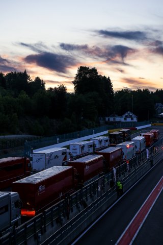Teams arriving at the circuit