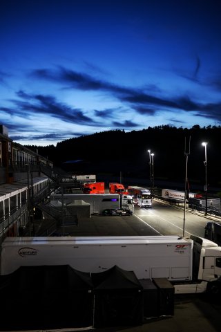 Teams arriving at the circuit