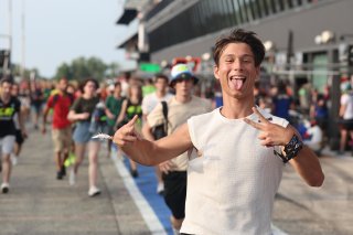 Fans on the Pitwalk / Autograph Session