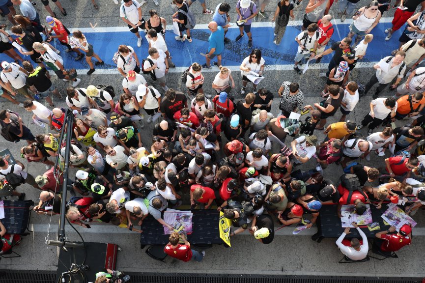 Fans on the Pitwalk / Autograph Session