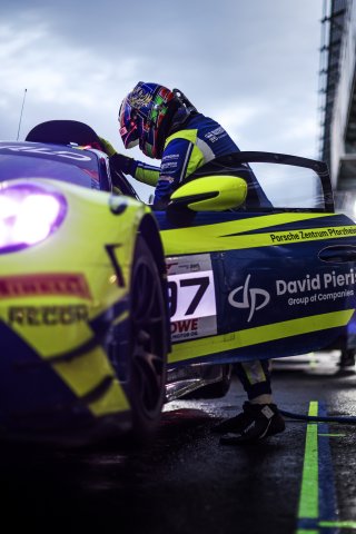 #97 - Rutronik Racing - Loek HARTOG - Eshan PIERIS - Porsche 911 GT3 R (992)