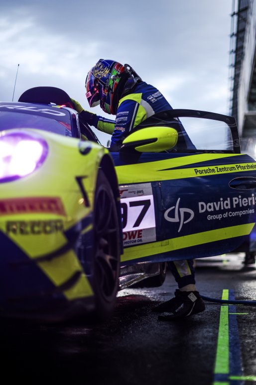 #97 - Rutronik Racing - Loek HARTOG - Eshan PIERIS - Porsche 911 GT3 R (992) | SRO / JEP