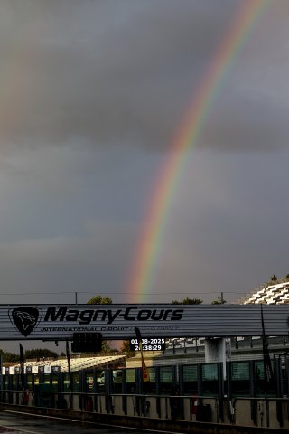 A rainbow at the start of Pre Qualifying