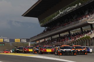 Start of the race, #58 - Garage 59 - Adam SMALLEY - Dean MACDONALD - Louis PRETTE - McLaren 720S GT3 EVO and #59 - Garage 59 - Joseph LOAKE - Marvin KIRCHOFER - Benjamin GOETHE - McLaren 720S GT3 EVO lead 