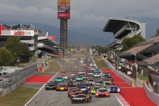 Start of the race, #58 - Garage 59 - Adam SMALLEY - Dean MACDONALD - Louis PRETTE - McLaren 720S GT3 EVO and #59 - Garage 59 - Joseph LOAKE - Marvin KIRCHOFER - Benjamin GOETHE - McLaren 720S GT3 EVO lead 