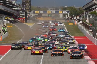 Start of the race, #58 - Garage 59 - Adam SMALLEY - Dean MACDONALD - Louis PRETTE - McLaren 720S GT3 EVO and #59 - Garage 59 - Joseph LOAKE - Marvin KIRCHOFER - Benjamin GOETHE - McLaren 720S GT3 EVO lead 