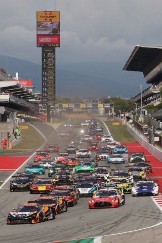 Start of the race, #58 - Garage 59 - Adam SMALLEY - Dean MACDONALD - Louis PRETTE - McLaren 720S GT3 EVO and #59 - Garage 59 - Joseph LOAKE - Marvin KIRCHOFER - Benjamin GOETHE - McLaren 720S GT3 EVO lead 