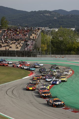 #58 - Garage 59 - Adam SMALLEY - Dean MACDONALD - Louis PRETTE - McLaren 720S GT3 EVO leads at the start 