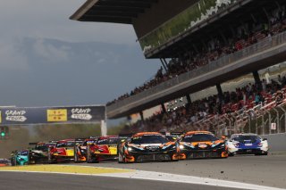 Start of the race, #58 - Garage 59 - Adam SMALLEY - Dean MACDONALD - Louis PRETTE - McLaren 720S GT3 EVO and #59 - Garage 59 - Joseph LOAKE - Marvin KIRCHOFER - Benjamin GOETHE - McLaren 720S GT3 EVO lead 