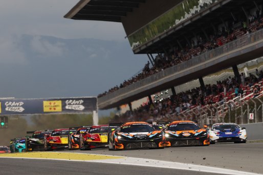 Start of the race, #58 - Garage 59 - Adam SMALLEY - Dean MACDONALD - Louis PRETTE - McLaren 720S GT3 EVO and #59 - Garage 59 - Joseph LOAKE - Marvin KIRCHOFER - Benjamin GOETHE - McLaren 720S GT3 EVO lead  | SRO / JEP