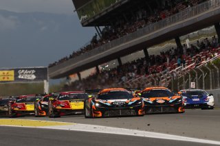 Start of the race, #58 - Garage 59 - Adam SMALLEY - Dean MACDONALD - Louis PRETTE - McLaren 720S GT3 EVO and #59 - Garage 59 - Joseph LOAKE - Marvin KIRCHOFER - Benjamin GOETHE - McLaren 720S GT3 EVO lead 