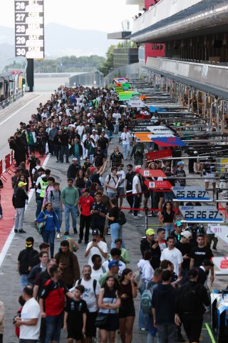 Fans in the Pitwalk