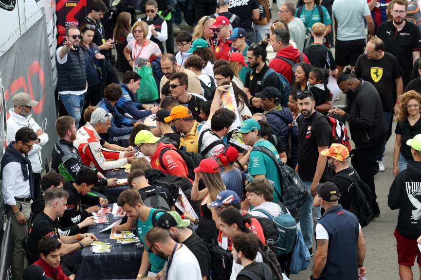 Autograph session in the padock