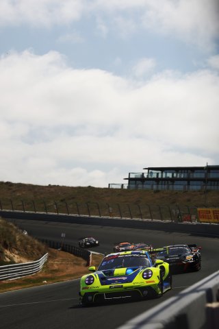 #97 - Rutronik Racing - Loek HARTOG - Eshan PIERIS - Porsche 911 GT3 R (992)