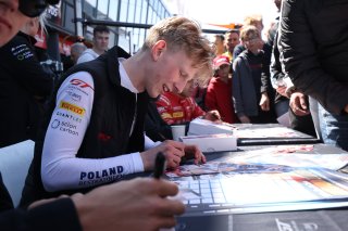 Autograph Session and pitwalk - 