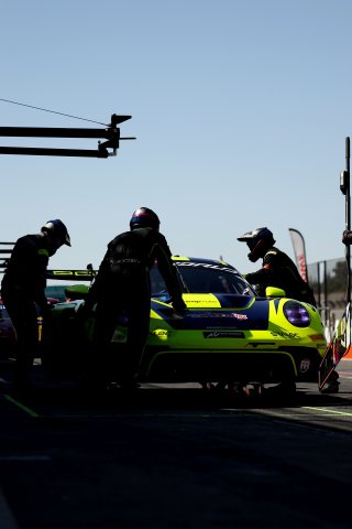 #97 - Rutronik Racing - Loek HARTOG - Eshan PIERIS - Porsche 911 GT3 R (992)