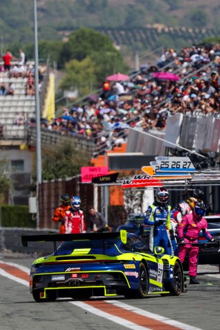 #97 - Rutronik Racing - Loek HARTOG - Eshan PIERIS - Porsche 911 GT3 R (992)
