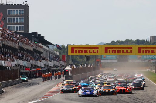 #63 - GRT - Grasser Racing Team - Luca ENGSTLER - Jordan PEPPER - Lamborghini Huracan GT3 EVO2 Leads Race Start | SRO / JEP
