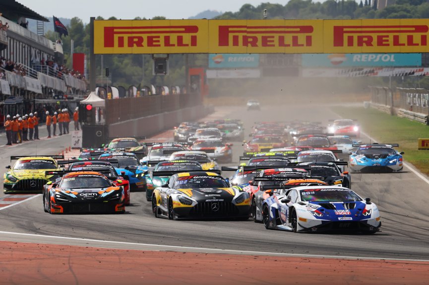#63 - GRT - Grasser Racing Team - Luca ENGSTLER - Jordan PEPPER - Lamborghini Huracan GT3 EVO2 Leads Race Start