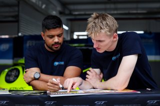 #97 - Rutronik Racing - Loek HARTOG - Eshan PIERIS - Porsche 911 GT3 R (992)