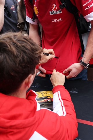 Fans at the Pit Walk & Autograph Session at Brands Hatch