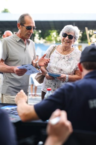 Fans at the Autograph Session & Pitwalk