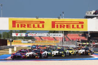 #3 - Mercedes - AMG Team Verstappen Racing - Chris LULHAM - Dani JUNCADELLA - Mercedes-AMG GT3 EVO and #32 - Team WRT - Charles WEERTS - Kelvin VAN DER LINDE - BMW M4 GT3 EVO Lead Race Start