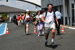 Fans on the pitwalk