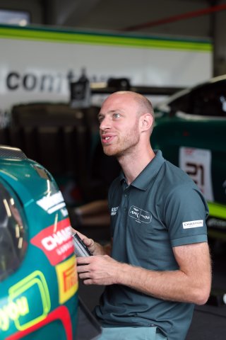 Comtoyou Racing mechanic