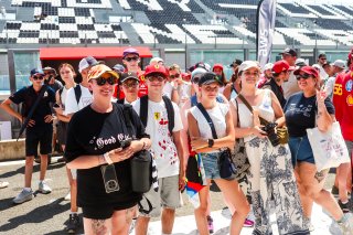 Fans on the Magny-Cours Pit Walk