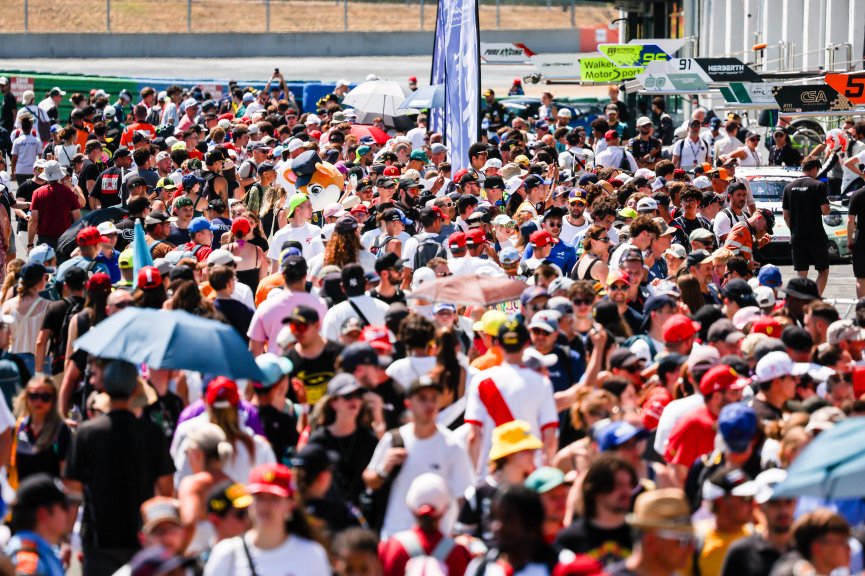 Fans on the Magny-Cours Pit Walk