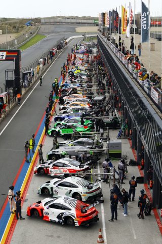 GTWCE Cars in the pitlane 