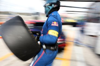 Mechanics at work in the pitlane
