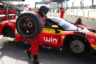 Mechanics at work in the pitlane
