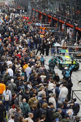Pitwalk and autograph Session