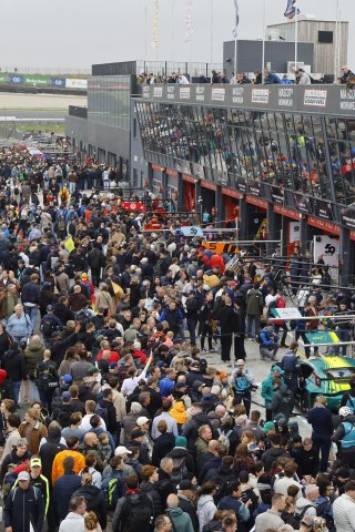 Pitwalk and autograph Session
