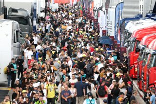 Fans on the autograph session