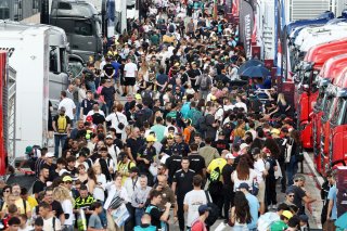 Fans on the autograph session