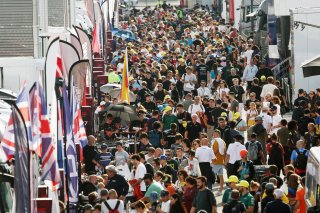 Fans on the autograph session