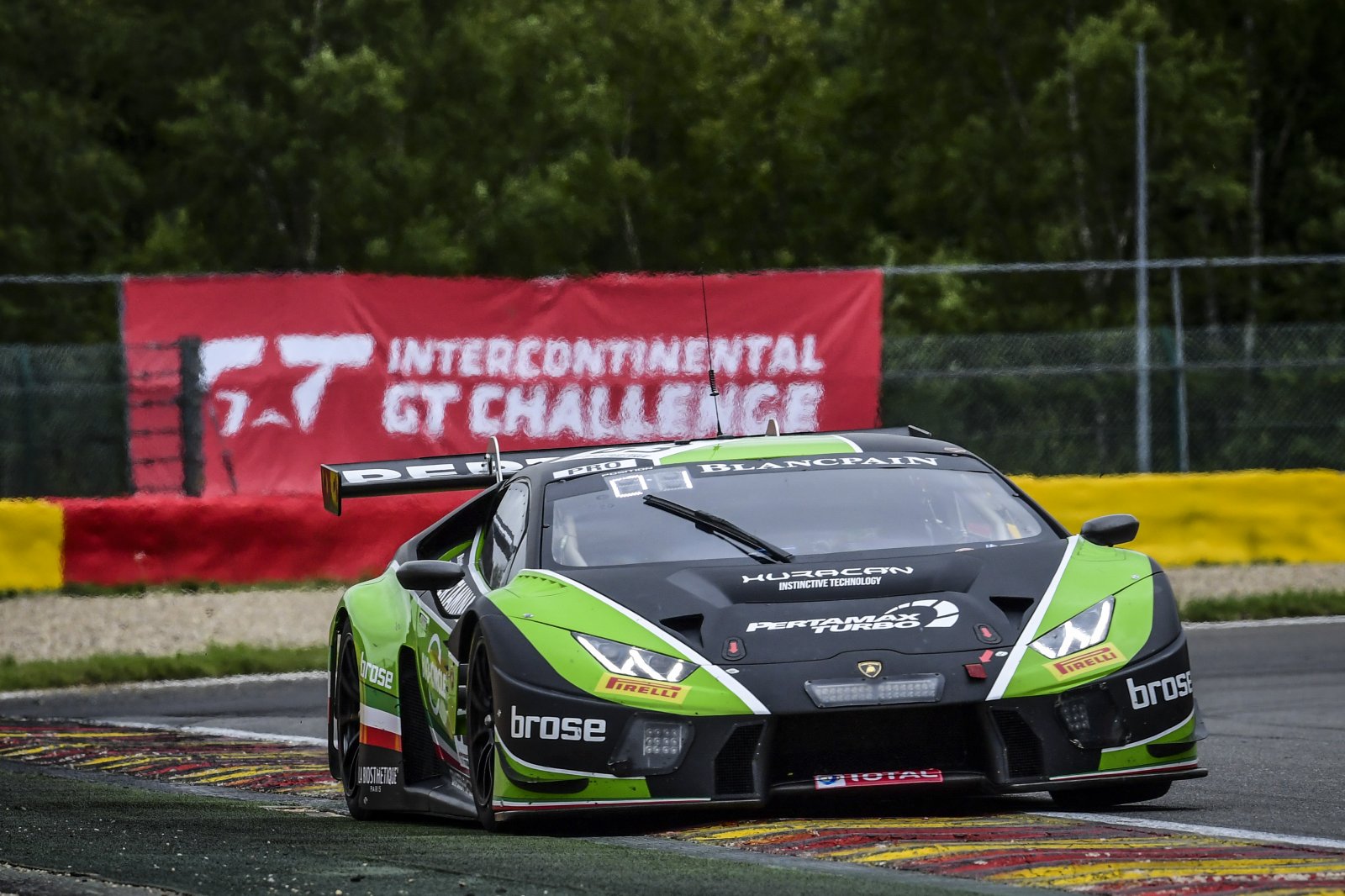 Mixed conditions during Free Practice, Lamborghini on top