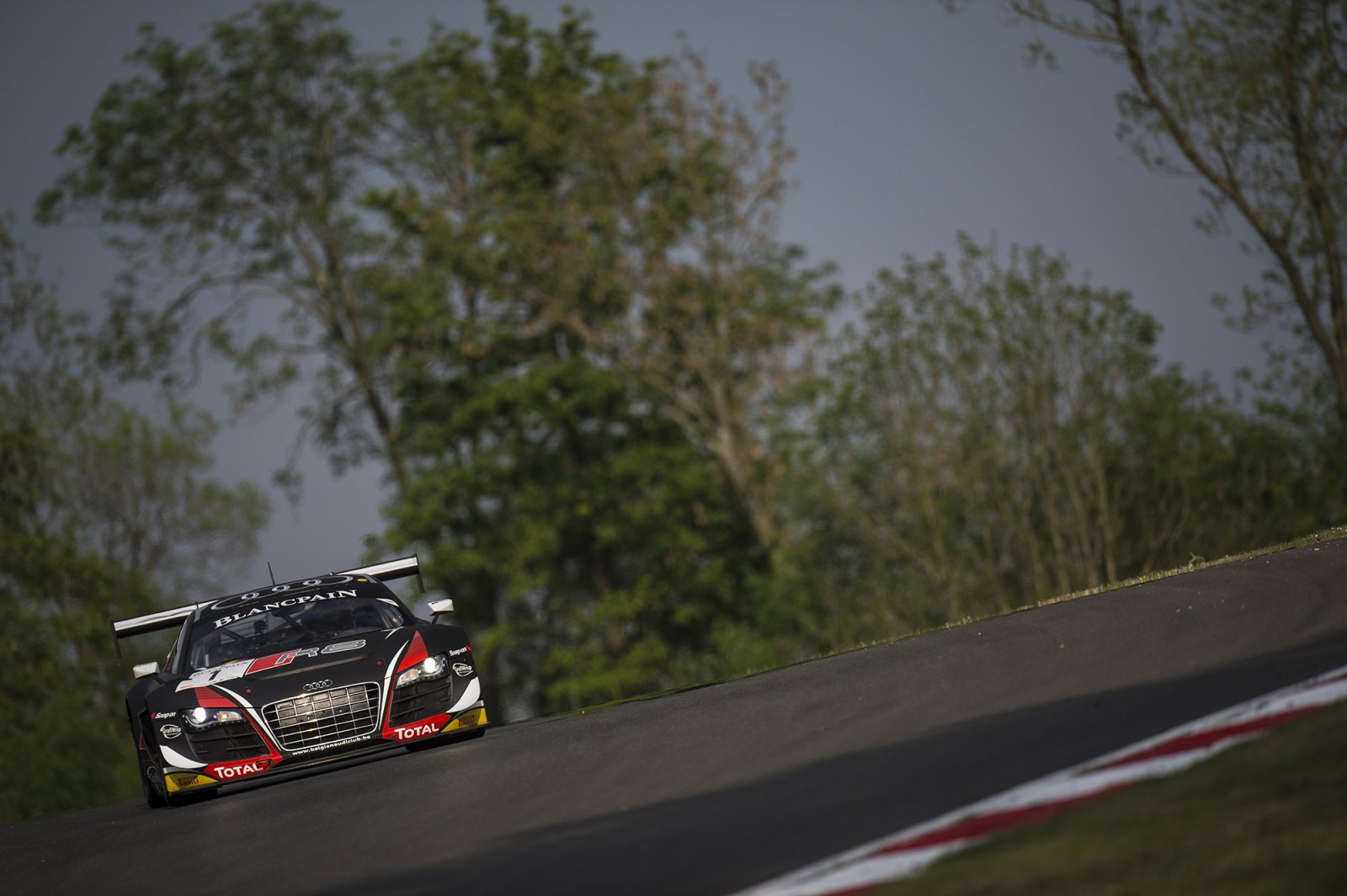 Laurens Vanthoor takes pole after thrilling qualifying session