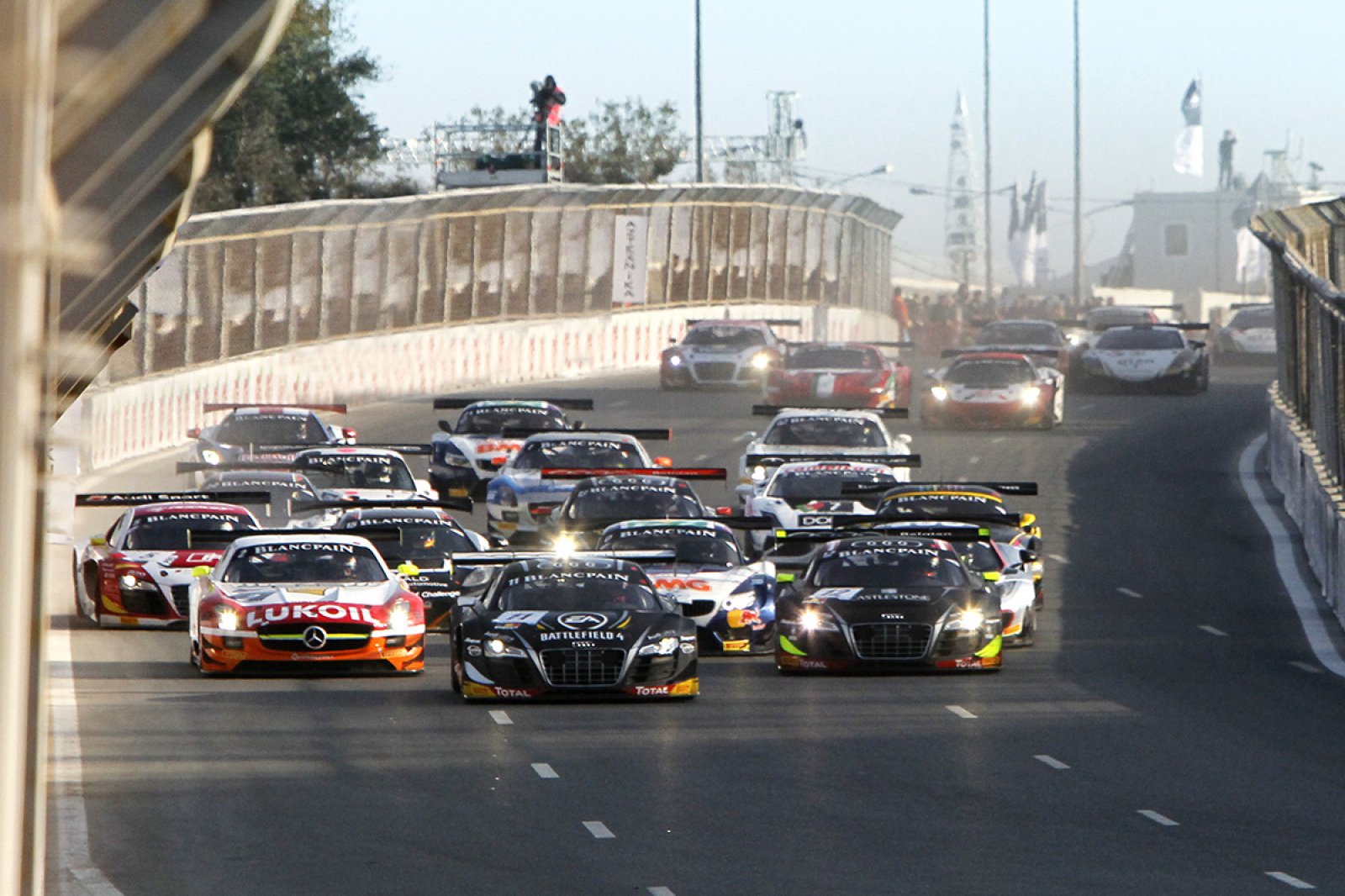 Thrilling finale of the 2014 Blancpain Sprint Series at the Baku World Challenge
