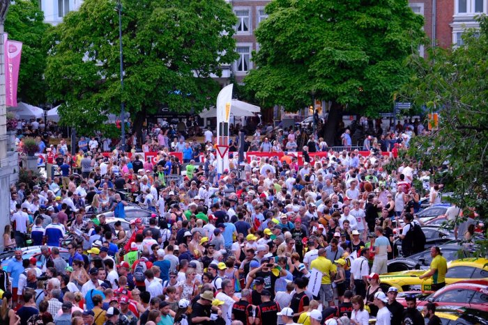 Duizenden genieten van zonovergoten parade voor Total 24 Hours of Spa