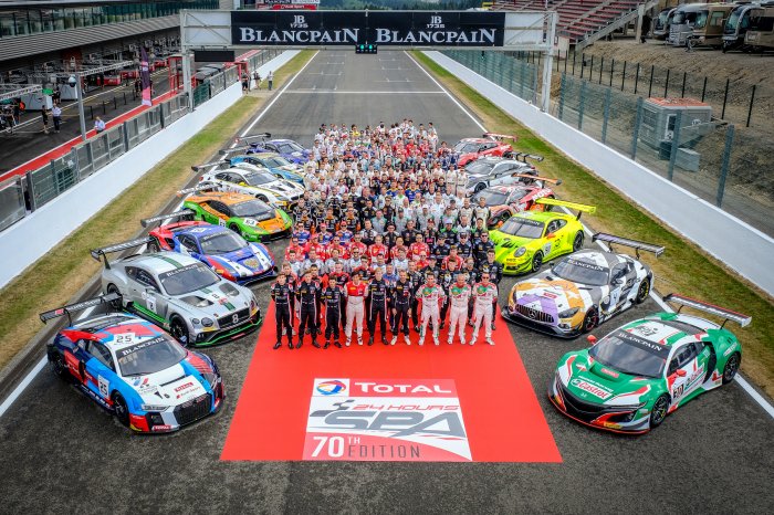 Officiële Total 24 Hours of Spa groepsfoto verenigt de internationale sterren van de GT-racerij
